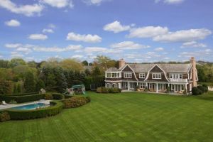 Jennifer Lopez home in the Hamptons - Water Mill New York exterior.jpg
